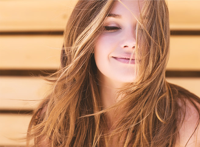 Kvinne med lang, mellomblondt hår