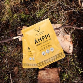 Rein lever - produktet blant skogbunn med kvister og blader