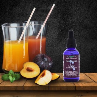 Flaske med Eidon Kalium flytende (60 ml) ved siden av to glass juice, ferske plommer og mynteblader på et trebord