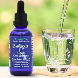 Flaske med Eidon Ionic Minerals flytende mineraltilskudd Boron Liquid Concentrate (60 ml) ved siden av et glass vann som fylles