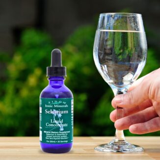 Flaske med Eidon Selen flytende mineraltilskudd og et glass vann