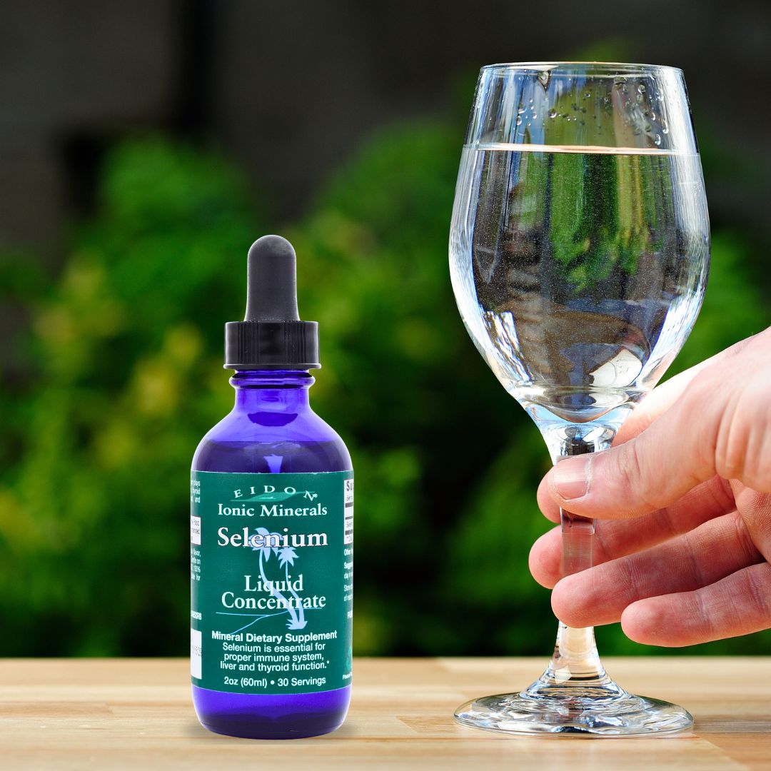 Flaske med Eidon Selen flytende mineraltilskudd og et glass vann