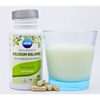 Boks med Sano Kalsium Balanse veganske kapsler (90 stk) ved siden av et glass melk og noen kapsler på bordet