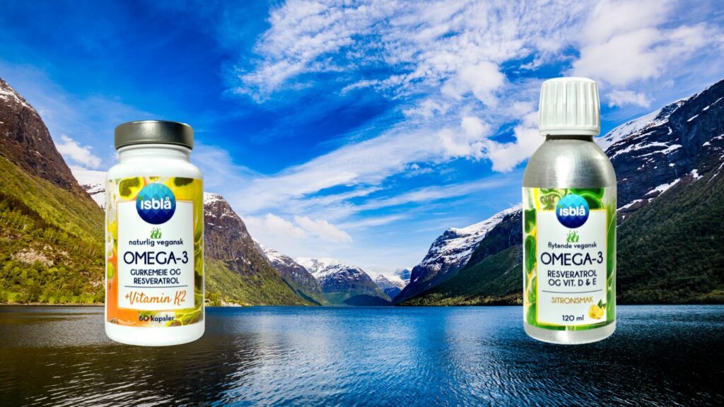 Flaske med Isblå vegansk flytende Omega-3 algeolje med resveratrol (120 ml) og kapsel­boks med veganske Omega-3 kapsler (+K₂, gurkemeie) plassert foran norsk fjordlandskap