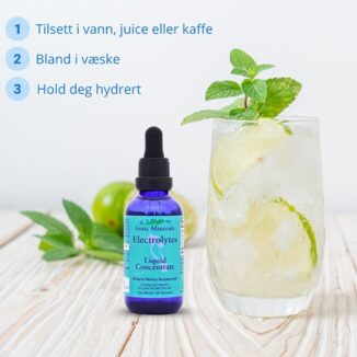 Flaske med Eidon Ionic Minerals Elektrolytter ved siden av et glass med fersk drikke, med instruksjoner “1. Tilsett i vann, juice eller kaffe 2. Bland i væske 3. Hold deg hydrert” på bakgrunnen.